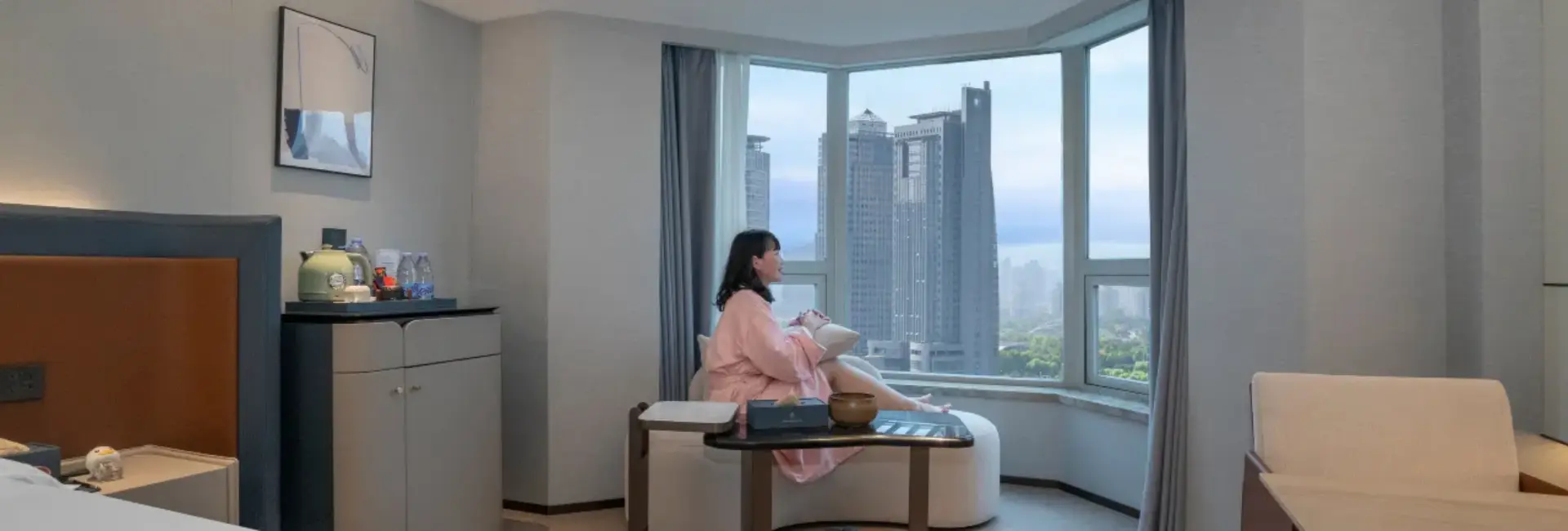 Big Bed Room With Night View On The Bund